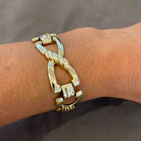 Womens Textured Bow Link Fold Over Clasp Bracelet Goldtone - Picture 1 of 5